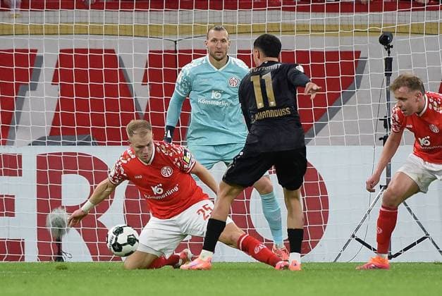 29 10 2025, xhbx, Fußball DFB Pokal 2 Runde, FSV Mainz 05 VfB Stuttgart v l Andreas Hanche Olsen FSV Mainz 05 , Robin Zentner FSV Mainz 05 , Bilal El Khannouss VfB Stuttgart DFL DFB REGULATIONS PROHIBIT ANY USE OF PHOTOGRAPHS as IMAGE SEQUENCES and or QUASI VIDEO Mainz
