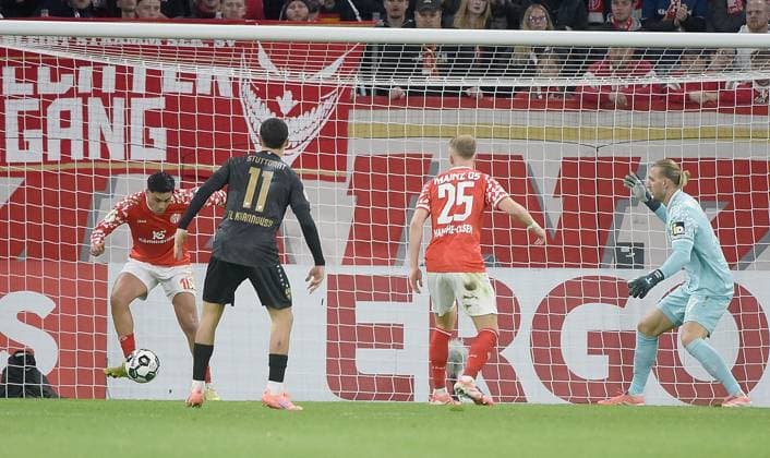 29 10 2025, xhbx, Fußball DFB Pokal 2 Runde, FSV Mainz 05 VfB Stuttgart v l Nadiem Amiri FSV Mainz 05 , Bilal El Khannouss VfB Stuttgart , Andreas Hanche Olsen FSV Mainz 05 , Robin Zentner FSV Mainz 05 DFL DFB REGULATIONS PROHIBIT ANY USE OF PHOTOGRAPHS as IMAGE SEQUENCES and or QUASI VIDEO Mainz