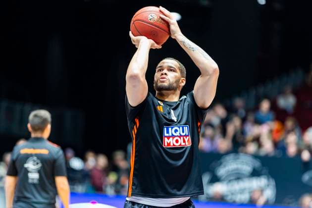 29 10 2025, xomx, Basketball BKT EuroCup 2025 2026, NINERS Chemnitz ratiopharm ulm v l Christopher Ledlum Ratiopharm Ulm on the ball üpor Chemnitz