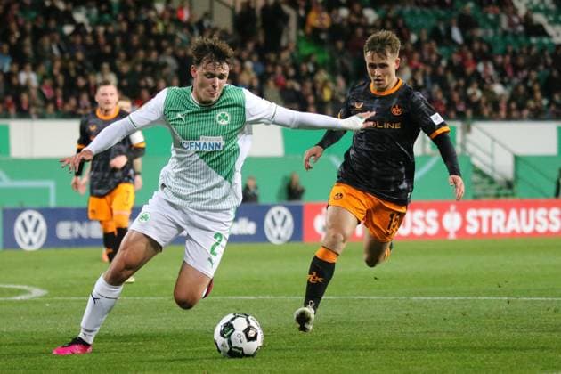 29 10 2025, xmohx, Fußball DFB Pokal 2 Runde, SpVgg Greuther Fuerth 1 FC Kaiserslautern v l Lukas Reich Greuther Fürth Fuerth Naatan Mikael Skyttä 1 FC Kaiserslautern Zweikampf, Aktion, action, battle for the ball DFL DFB REGULATIONS PROHIBIT ANY USE OF PHOTOGRAPHS as IMAGE SEQUENCES and or QUASI VIDEO Fuerth