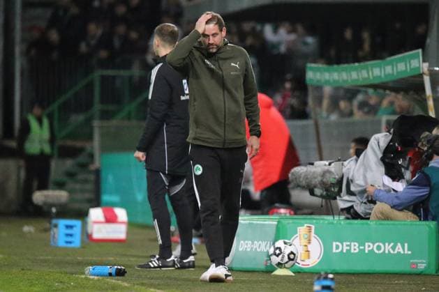 29 10 2025, xmohx, Fußball DFB Pokal 2 Runde, SpVgg Greuther Fuerth 1 FC Kaiserslautern v l Trainer Coach Thomas Kleine Greuther Fürth Fuerth Entäuscht, traurig, frustriert DFL DFB REGULATIONS PROHIBIT ANY USE OF PHOTOGRAPHS as IMAGE SEQUENCES and or QUASI VIDEO Fuerth