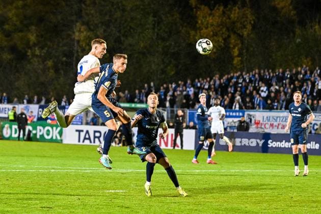 GER, DFB Pokal, FV Illertissen vs 1 FC Magdeburg 29 10 2025, Voehlinstadion, Illertissen, GER, DFB Pokal, FV Illertissen vs 1 FC Magdeburg, in the picture scoring chance by head by Maximilian Breunig Magdeburg, 9 , Alexander Kopf Illertissen, 5 , Max Zeller Illertissen, 2 nordphotoxGmbHx xHafner nph00200