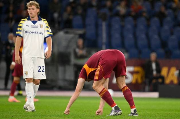 Evan Ferguson of AS Roma injured during the Serie A 2025 2026 football match between AS Roma and Parma Calcio 1913 at Stadio Olimpico in Rome (Italy), October 29, 2025. AndreaxStaccioli