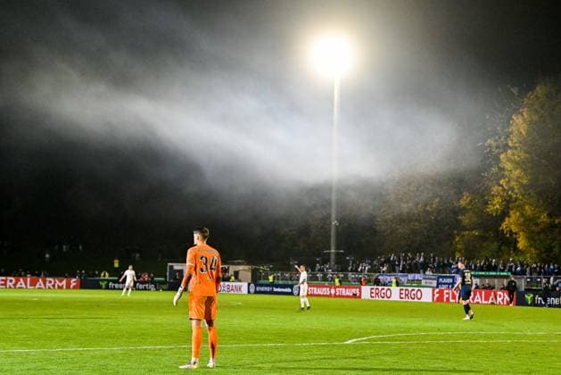 GER, DFB Pokal, FV Illertissen vs 1 FC Magdeburg 29 10 2025, Voehlinstadion, Illertissen, GER, DFB Pokal, FV Illertissen vs 1 FC Magdeburg, in the picture smoke clouds under the floodlight mast, Malwin Zok Illertissen, 34 nordphotoxGmbHx xHafner nph00200