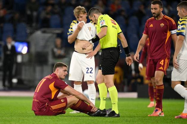 Evan Ferguson of AS Roma injured during the Serie A 2025 2026 football match between AS Roma and Parma Calcio 1913 at Stadio Olimpico in Rome (Italy), October 29, 2025. AndreaxStaccioli