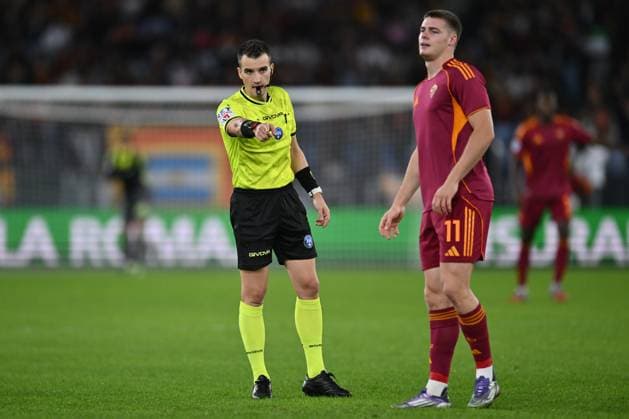 Referee Valerio Crezzini participates in the 9th day of the Serie A Championship between A.S. Roma and Parma Calcio 1913 at the Olympic Stadium on October 29, 2025 in Rome, Italy.  Copyright: xDomenicoxCippitelli IPAxSportx xipa-agency.netx xx IPA_67236895 IPA_Agency_IPA67236895