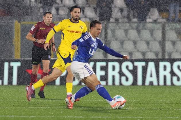 Como™s Maxence Caqueret during the Serie A soccer match between Como and Verona at the Giuseppe Sinigaglia stadium in Como, north Italy - October 29, 2025 - Soccer.  Copyright: xAntonioxSaiai LaPressex