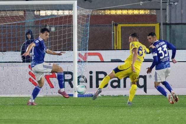 Como™s Anastasios Douvikas during the Serie A soccer match between Como and Verona at the Giuseppe Sinigaglia stadium in Como, north Italy - October 29, 2025 - Soccer.  Copyright: xAntonioxSaiai LaPressex