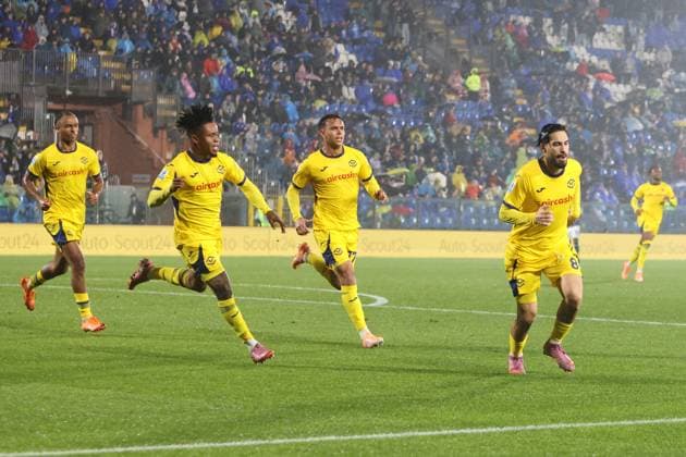 Como™s Verona™s Suat Serder celebrates during the Serie A soccer match between Como and Verona at the Giuseppe Sinigaglia stadium in Como, north Italy - October 29, 2025 - Soccer.  Copyright: xAntonioxSaiai LaPressex
