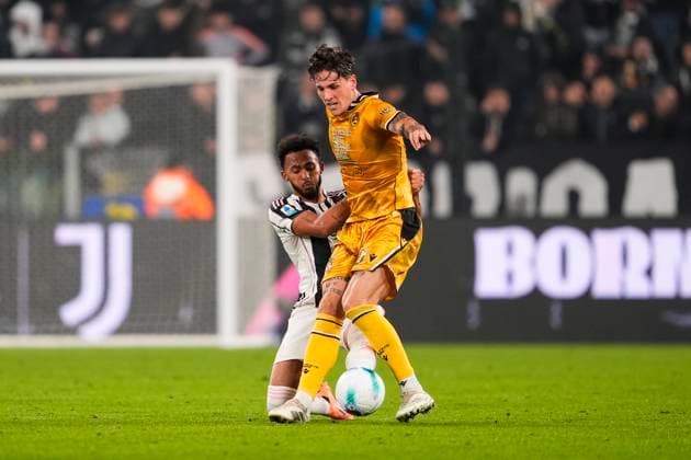 JuventusÕs Lloyd Kelly fights for the ball with UdineseÕs Nicolo Zaniolo during the Serie A soccer match between Juventus Fc and Udinese at the Juventus Stadium in Turin, north west Italy - October 29, 2025. - Soccer  Copyright: xFabioxFerrari LaPressex