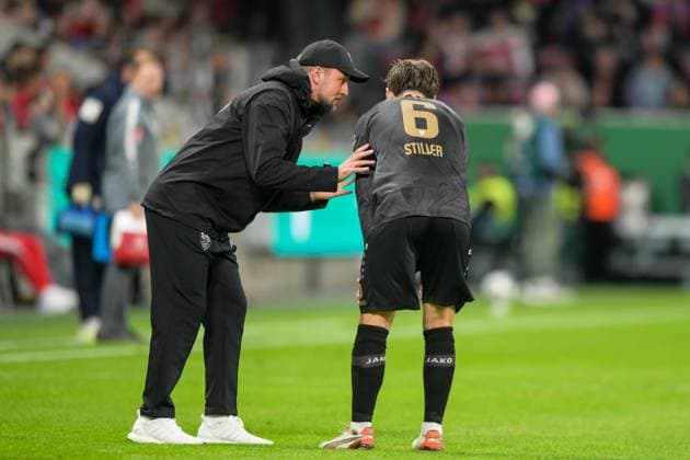 Soccer, DFB Cup, 20251029, FSV Mainz 05 VfB Stuttgart In the picture from left coach Stuttgart Sebastian HOENEß outside coaching zone, Angelo STILLER Stuttgart, 6 Mainz MEWA Arena Rheinland Pfalz Germany Copyright: Passion2Press MarkusxFischerx