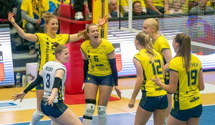 29¦10 2025, Volleyball, Women, VBL, 1 VBL, 1 Volleyball Bundesliga, Season 2025 26, 4 Matchday, SSC Palmberg Schwerin Skurios Volleys Borken, The players of SSC Palmberg Schwerin cheer Schwerin Palmberg Arena Mecklenburg-Vorpommern Germany