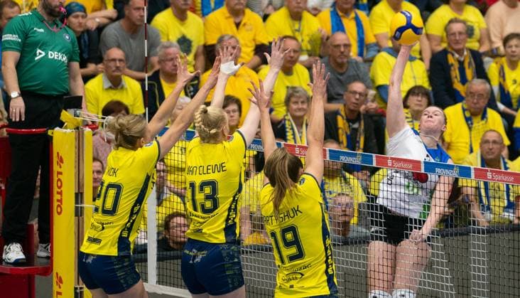 29¦10 2025, Volleyball, Women, VBL, 1 VBL, 1 Volleyball Bundesliga, Season 2025 26, Matchday 4, SSC Palmberg Schwerin Skurios Volleys Borken, Marika Loker Kurios Volleys Borken, right against Jet Kok SSC Palmberg Schwerin, left, Luisa van Clewe SSC Palmberg Schwerin, 2nd from left and Anna Artyshuk SSC Palmberg Schwerin, 3rd from left Schwerin Palmberg Arena Mecklenburg Vorpommern Germany