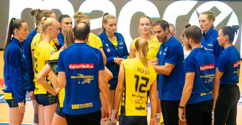 29¦10 2025, Volleyball, Women, VBL, 1 VBL, 1 Volleyball Bundesliga, Season 2025 26, 4 Matchday, SSC Palmberg Schwerin Skurios Volleys Borken, Coach Felix Koslowski SSC Palmberg Schwerin, 4 v r gives tactical instructions to his players Schwerin Palmberg Arena Mecklenburg Vorpommern Germany