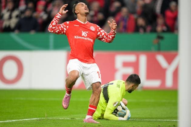 Soccer, DFB Cup, 20251029, FSV Mainz 05 VfB Stuttgart Pictured from l Armindo SIEB Mainz, 11 , Goalkeeper Fabian BREDLOW Stuttgart, 1 Mainz MEWA Arena Rheinland Pfalz Germany Copyright: Passion2Press MarkusxFischerx