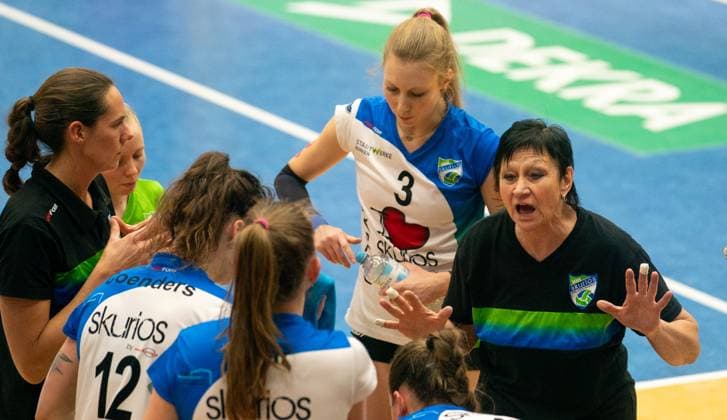 29¦10 2025, Volleyball, Women, VBL, 1 VBL, 1 Volleyball Bundesliga, Season 2025 26, 4 Matchday, SSC Palmberg Schwerin Skurios Volleys Borken, Coach Danuta Brinkmann Kurios Volleys Borken, re explains tactical tips to her players Schwerin Palmberg Arena Mecklenburg-Vorpommern Germany