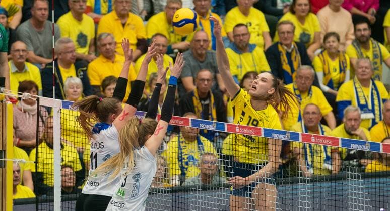 29¦10 2025, Volleyball, Women, VBL, 1 VBL, 1 Volleyball Bundesliga, Season 2025 26, Matchday 4, SSC Palmberg Schwerin Skurios Volleys Borken, Pia Mohr Kurios Volleys Borken, left and Doreen Luther Kurios Volleys Borken, center against Anna Artyshuk SSC Palmberg Schwerin, right Schwerin Palmberg Arena Mecklenburg Vorpommern Germany