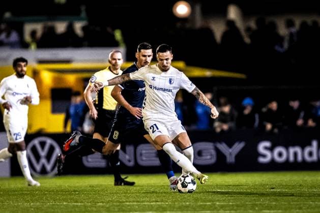 Football, Season 2025 2026, DFB Cup, Vöhlinstadion Illertissen, 2 Round, FV Illertissen 1 FC Magdeburg, 29 10 2025 29 10 2025, Football, Season 2025 2026, DFB Cup, Vöhlinstadion Illertissen, 2 Round, FV Illertissen 1 FC Magdeburg, f l 8 Milos Cocic FV Illertissen , 21 Falko Michel 1 FC Magdeburg Photo Lucca Fundel Illertissen Vöhlinstadion Bayern Germany