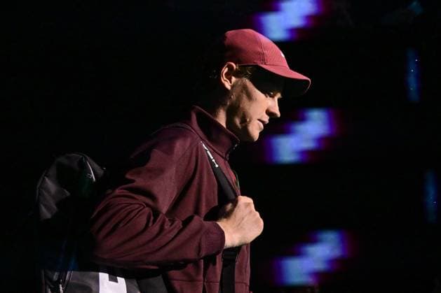 TENNIS : Rolex Paris Masters - Paris - 29 10 2025 Jannik Sinner ( Italy ) enters the court during the Rolex Paris Masters at Paris La Defense Arena on October 29, 2025 in Nanterre, France. (Photo by Federico Pestellini PSNewz ) ParisFrance  Copyright: xFedericoxPestellinix