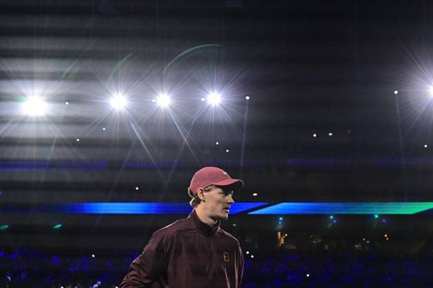 TENNIS : Rolex Paris Masters - Paris - 29 10 2025 Jannik Sinner ( Italy ) enters the court during the Rolex Paris Masters at Paris La Defense Arena on October 29, 2025 in Nanterre, France. (Photo by Federico Pestellini PSNewz ) ParisFrance  Copyright: xFedericoxPestellinix