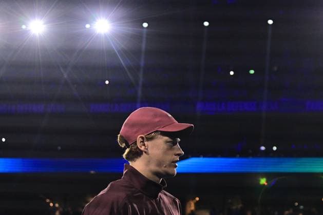 TENNIS : Rolex Paris Masters - Paris - 29 10 2025 Jannik Sinner ( Italy ) enters the court during the Rolex Paris Masters at Paris La Defense Arena on October 29, 2025 in Nanterre, France. (Photo by Federico Pestellini PSNewz ) ParisFrance  Copyright: xFedericoxPestellinix