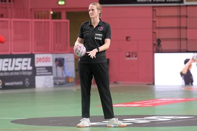 Miriam Hirsch TusSies Metzingen, Coach TusSies Metzingen vs HSG Bensheim Auerbach, Handball, Alsco HBF, 5 League Matchday, Season 2025 2026, 29 10 2025 TusSies Metzingen vs HSG Bensheim Auerbach, Handball, Alsco HBF, 5 League Matchday, Season 2025 2026, 29 10 2025 Tuebingen Copyright: xEibner-Pressefoto TobiasxBaurx EP_TBR