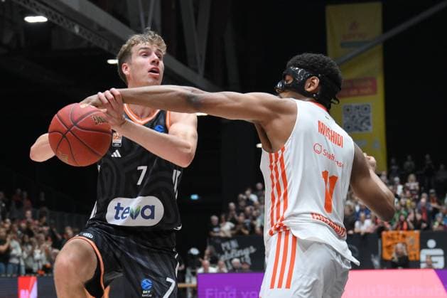 Tobias Jensen ratiopharm ulm left and Kostja Mushidi NINERS Chemnitz right GER, NINERS Chemnitz vs ratiopharm ulm, Basketball, BKT EuroCup, Matchday 5, Season 2025 2026, 29 10 2025 GER, NINERS Chemnitz vs ratiopharm ulm, Basketball, BKT EuroCup, Matchday 5, Season 2025 2026, 29 10 2025 Chemnitz Copyright: xEibner-Pressefoto BertxHarzerx EP_BHR