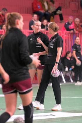 Klara Schlegel TusSies Metzingen, 14 and Miriam Hirsch TusSies Metzingen, coach before the match TusSies Metzingen vs HSG Bensheim Auerbach, handball, Alsco HBF, 5 league matchday, season 2025 2026, 29 10 2025 TusSies Metzingen vs HSG Bensheim Auerbach, handball, Alsco HBF, 5 league matchday, season 2025 2026, 29 10 2025 Tuebingen Copyright: xEibner-Pressefoto TobiasxBaurx EP_TBR