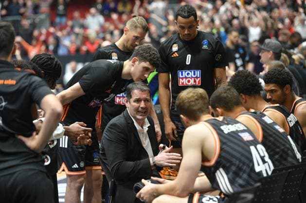Ty Harrelson Trainer, Head Coach, ratiopharm ulm Mitte GER, NINERS Chemnitz vs ratiopharm ulm, Basketball, BKT EuroCup, Matchday 5, Season 2025 2026, 29 10 2025 GER, NINERS Chemnitz vs ratiopharm ulm, Basketball, BKT EuroCup, Matchday 5, Season 2025 2026, 29 10 2025 Chemnitz Copyright: xEibner-Pressefoto BertxHarzerx EP_BHR