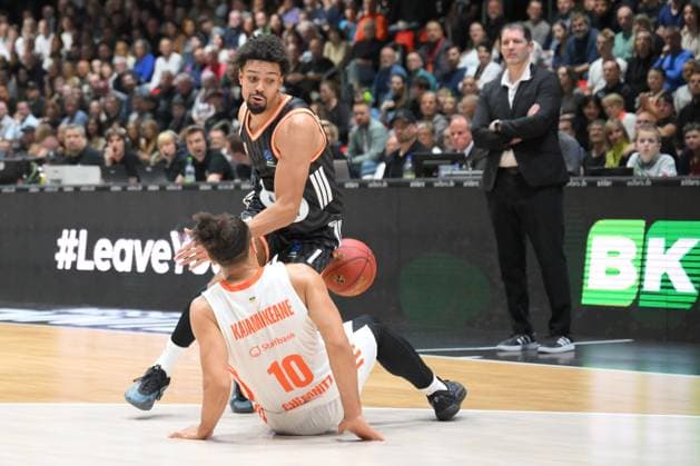 Kaza Kajami Keane NINERS Chemnitz below, Len Schoormann ratiopharm ulm behind and Ty Harrelson Coach, Head Coach, ratiopharm ulm re GER, NINERS Chemnitz vs ratiopharm ulm, Basketball, BKT EuroCup, Matchday 5, Season 2025 2026, 29 10 2025 GER, NINERS Chemnitz vs ratiopharm ulm, Basketball, BKT EuroCup, Matchday 5, Season 2025 2026, 29 10 2025 Chemnitz Copyright: xEibner-Pressefoto BertxHarzerx EP_BHR