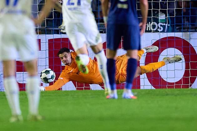 Malwin Zok FV Illertissen, 34 can still save the penalty, but he is powerless with the follow-up shot and the score is 0 2 GER, FV Illertissen 1921 e V vs 1 FC Magdeburg, Football, Mens DFB Cup, 2nd round, 2025 2026 season, 29 10 2025 GER, FV Illertissen 1921 e V vs 1 FC Magdeburg, Football, Mens DFB Cup, 2nd round, 2025 2026 season, 29 10 2025 Illertissen Copyright: xEibner-Pressefoto GeraldxOelze-dexStoppanyx EP_ODS
