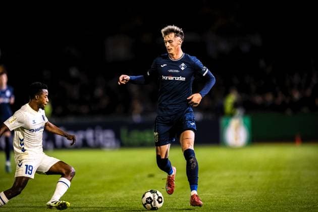 Football, Season 2025 2026, DFB Cup, Vöhlinstadion Illertissen, 2 Round, FV Illertissen 1 FC Magdeburg, 29 10 2025 29 10 2025, Football, Season 2025 2026, DFB Cup, Vöhlinstadion Illertissen, 2 Round, FV Illertissen 1 FC Magdeburg, v l 19 Lubambo Musonda 1 FC Magdeburg , 18 Luis Pfaumann FV Illertissen Foto Lucca Fundel Illertissen Vöhlinstadion Bayern Germany