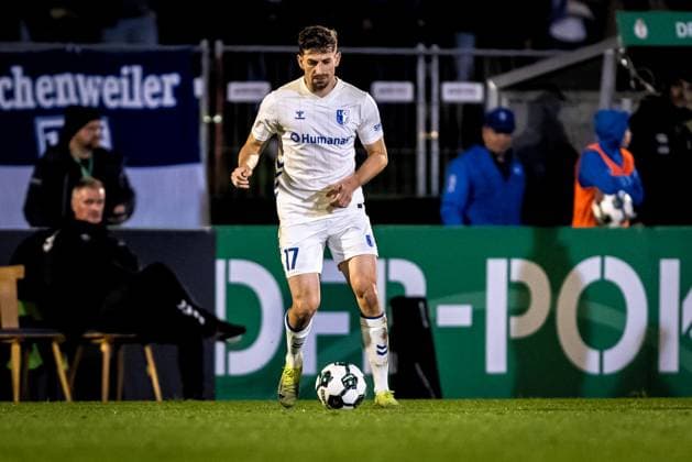 Soccer, Season 2025 2026, DFB Cup, Vöhlinstadion Illertissen, 2 Round, FV Illertissen 1 FC Magdeburg, 29 10 2025 29 10 2025, Soccer, Season 2025 2026, DFB Cup, Vöhlinstadion Illertissen, 2 Round, FV Illertissen 1 FC Magdeburg, cropped single image Ex Illertissen player 17 Alexander Nollenberger 1 FC Magdeburg photo Lucca Fundel Illertissen Vöhlinstadion Bayern Germany