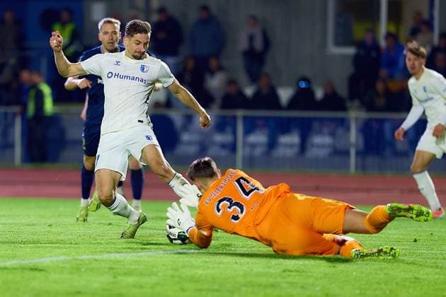 Huge chance for Alexander Nollenberger 1 FC Magdeburg, 17 against Malwin Zok FV Illertissen, 34 GER, FV Illertissen 1921 e V vs 1 FC Magdeburg, Football, Mens DFB Cup, 2nd round, 2025 2026 season, 29 10 2025 GER, FV Illertissen 1921 e V vs 1 FC Magdeburg, Football, Mens DFB Cup, 2nd round, 2025 2026 season, 29 10 2025 Illertissen Copyright: xEibner-Pressefoto GeraldxOelze-dexStoppanyx EP_ODS