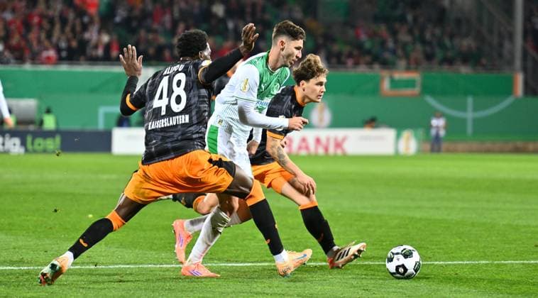 29 10 2025 Football season 2025 2026 DFB Pokal Club Cup 02 round SpVgg Greuther Fürth Kleeblatt 1 FC Kaiserslautern FCK Rote Teufel Sportfoto Zink xwoxzix regulations prohibit any use of photographs as image sequences and or quasi video Branimir Hrgota 10, SpVgg Greuther Fürth eggen Faride Alidou 48, 1 FC Kaiserslautern FCK Florian Kleinhansl 3, 1 FC Kaiserslautern FCK