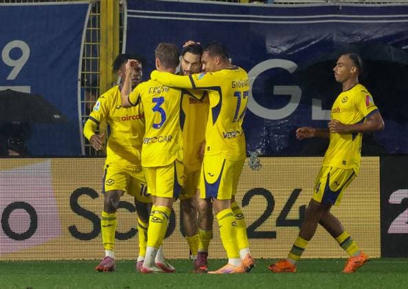 October 29, 2025, Como: Hellas Verona FC s players celebrates the goal scored by Hellas Verona FC s mildfielder Suat Serdar during the Italian Serie A soccer match Como 1907 vs Hellas Verona FC at Giuseppe Sinigaglia stadium in Como, Italy 29 October 2025, Italy, ANSA ROBERTO BREGANI. Serie A 2025-2026; Como 1907- Hellas Verona FC  - ZUMAa110 20251029_zaf_a110_028 Copyright: xRobertoxBreganix