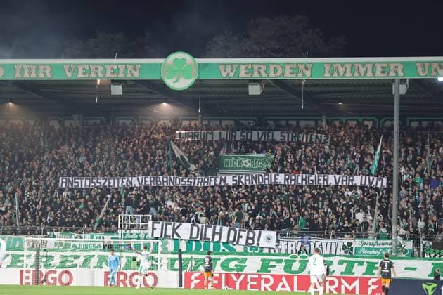 29.10.2025 - Fussball - Saison 2025 2026 - DFB Pokal Vereinspokal - 02. Runde: SpVgg Greuther Fürth ( Kleeblatt ) - 1. FC Kaiserslautern FCK ( Rote Teufel ) - Sportfoto Zink DaMa - xdaxmax - regulations prohibit any use of photographs as image sequences and or quasi-video - Spruchband Transparent der Kleeblattfans: Warum wir so viel streiten? Anstosszeiten, Verbandsstrafen, Skandale, Rachgier, VAR, uvm. Fich Dich DFB! *** 29 10 2025 Football season 2025 2026 DFB Cup Club Cup 02 round SpVgg Greuther Fürth Kleeblatt 1 FC Kaiserslautern FCK Rote Teufel Sportfoto Zink DaMa xdaxmax regulations prohibit any use of photographs as image sequences and or quasi video banner banner of the cloverleaf fans Why we argue so much kick-off times, association penalties, scandals, revenge, VAR, and much more Fich Dich DFB