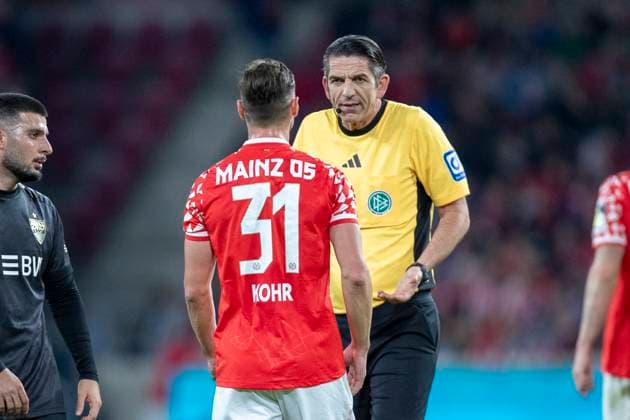 GER, Mainz, Soccer, DFB Cup, 2nd main round, FSV Mainz 05 vs VFB Stuttgart in the picture from l Dominik Kohr FSV Mainz 05 31 , discussed with Deniz Aytekin referee 29 10 2025, MEWA Arena Mainz DFB REGULATIONS PROHIBIT ANY USE OF PHOTOGRAPHS AS IMAGE SEQUENCES AND OR QUASI VIDEO, Copyright: HMBxMedia PaulxFritz