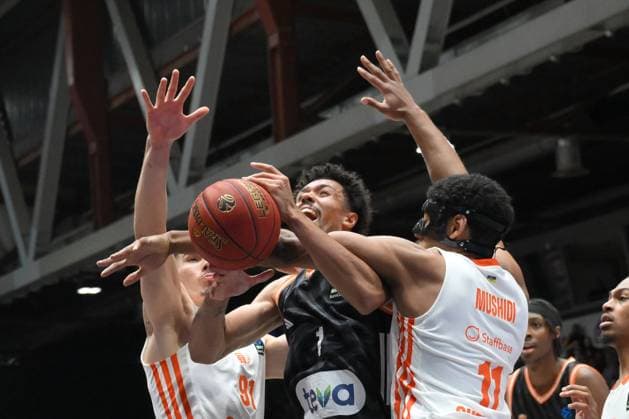 Len Schoormann ratiopharm ulm center, Yordan Minchev NINERS Chemnitz left and Kostja Mushidi NINERS Chemnitz right GER, NINERS Chemnitz vs ratiopharm ulm, Basketball, BKT EuroCup, Matchday 5, Season 2025 2026, 29 10 2025 GER, NINERS Chemnitz vs ratiopharm ulm, Basketball, BKT EuroCup, Matchday 5, Season 2025 2026, 29 10 2025 Chemnitz Copyright: xEibner-Pressefoto BertxHarzerx EP_BHR