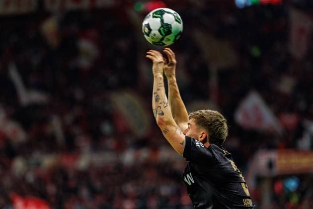 DFB Pokal 1 FSV Mainz 05 vs VfB Stuttgart, 29 10 2025 MAINZ, GERMANY OCTOBER 29 Ramon Hendriks VfB Stuttgart, 3 throws the ball in during the DFB Pokal match between DFB Pokal 1 FSV Mainz 05 vs VfB Stuttgart at MEWA Arena on matchday 2 of the DFB Pokal on October 29, 2025 in Mainz, Germany DFL REGULATIONS PROHIBIT ANY USE OF PHOTOGRAPHS AS IMAGE SEQUENCES AND OR QUASI VIDEO Copyright: xBEAUTIFULxSPORTS Hahnex