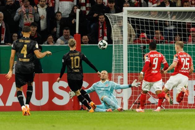 Chris Fuehrich VFB Stuttgart awards free in front of Robin Zentner FSV Mainz 05 , FSV Mainz 05 vs VFB Stuttgart, Football, DFB Pokal, 2 Runde, Saison 2025 2026, 29 10 2025 DFB regulations prohibit any use of photographs as image sequences and or quasi video FSV Mainz 05 vs VFB Stuttgart, Football, DFB Pokal, 2 Runde, Saison 2025 2026, 29 10 2025 Copyright: xEibner-Pressefoto AlexanderxNeisx EP_ANS