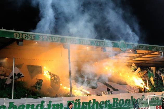 29 10 2025, xmohx, Fußball DFB Pokal 2 Runde, SpVgg Greuther Fuerth 1 FC Kaiserslautern v l Fans, scarves, atmosphere, jerseys, Ultras, spectators, visitors, choreography choreography end pyrotechnics, Benglos, smoke, fog, fireworks DFL DFB REGULATIONS PROHIBIT ANY USE OF PHOTOGRAPHS as IMAGE SEQUENCES and or QUASI VIDEO Fuerth