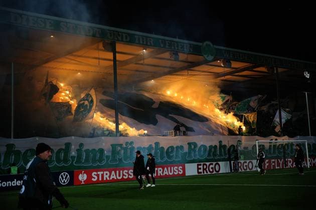 29 10 2025, xmohx, Fußball DFB Pokal 2 Runde, SpVgg Greuther Fuerth 1 FC Kaiserslautern v l Fans, scarves, atmosphere, jerseys, Ultras, spectators, visitors, choreography choreography end pyrotechnics, Benglos, smoke, fog, fireworks DFL DFB REGULATIONS PROHIBIT ANY USE OF PHOTOGRAPHS as IMAGE SEQUENCES and or QUASI VIDEO Fuerth