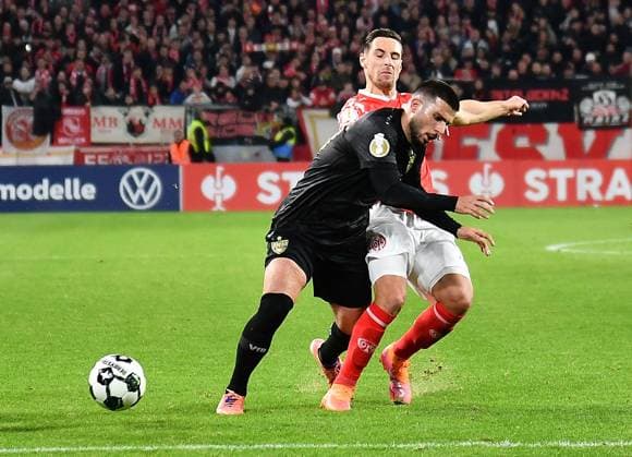 29 10 2025, xhbx, Fußball DFB Pokal 2 Runde, FSV Mainz 05 VfB Stuttgart v l Deniz Undav VfB Stuttgart , Dominik Kohr FSV Mainz 05 DFL DFB REGULATIONS PROHIBIT ANY USE OF PHOTOGRAPHS as IMAGE SEQUENCES and or QUASI VIDEO Mainz
