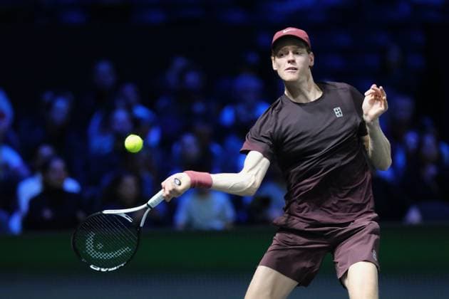 October 29, 2025, Nanterre, Hauts De Seine, France: JANNIK SINNER (ITA) returns the ball to ZIZOU BERGS (BEL) during the second round of Rolex Paris Masters 1000 tournament at La Defense Arena Stadium - Nanterre - France..Sinner won 6:4 6:2 Nanterre France - ZUMAp119 20251029_zaf_p119_070 Copyright: xPierrexSteveninx