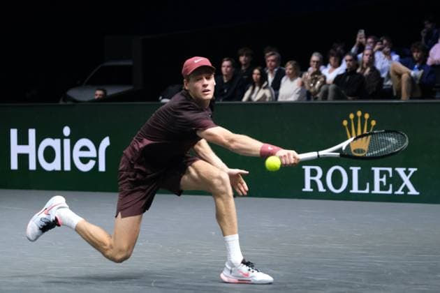 October 29, 2025, Nanterre, Hauts De Seine, France: JANNIK SINNER (ITA) returns the ball to ZIZOU BERGS (BEL) during the second round of Rolex Paris Masters 1000 tournament at La Defense Arena Stadium - Nanterre - France..Sinner won 6:4 6:2 Nanterre France - ZUMAp119 20251029_zaf_p119_072 Copyright: xPierrexSteveninx