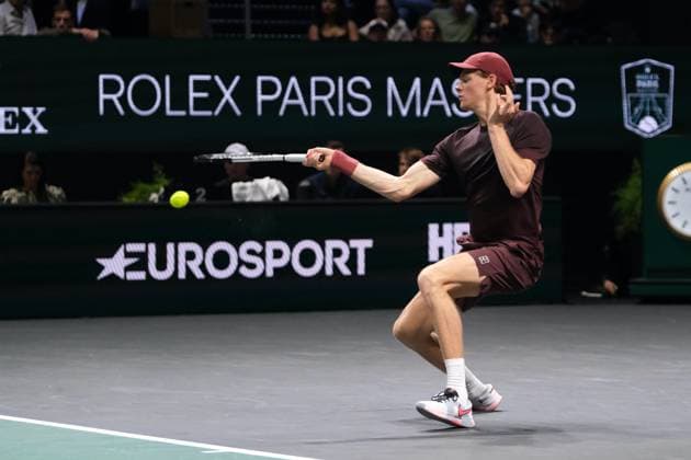 October 29, 2025, Nanterre, Hauts De Seine, France: JANNIK SINNER (ITA) returns the ball to ZIZOU BERGS (BEL) during the second round of Rolex Paris Masters 1000 tournament at La Defense Arena Stadium - Nanterre - France..Sinner won 6:4 6:2 Nanterre France - ZUMAp119 20251029_zaf_p119_075 Copyright: xPierrexSteveninx