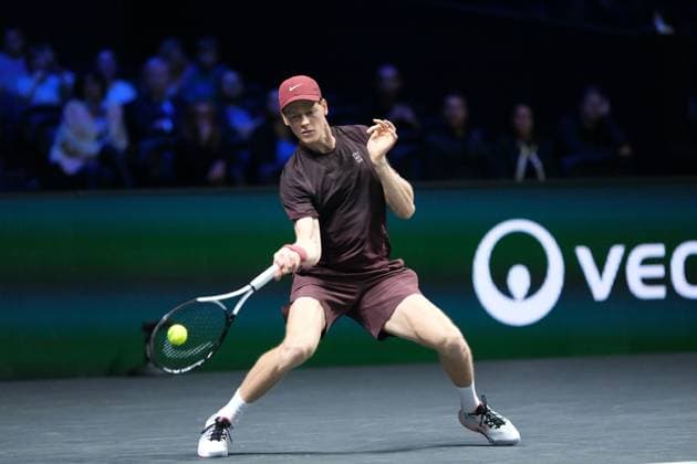 October 29, 2025, Nanterre, Hauts De Seine, France: JANNIK SINNER (ITA) returns the ball to ZIZOU BERGS (BEL) during the second round of Rolex Paris Masters 1000 tournament at La Defense Arena Stadium - Nanterre - France..Sinner won 6:4 6:2 Nanterre France - ZUMAp119 20251029_zaf_p119_078 Copyright: xPierrexSteveninx