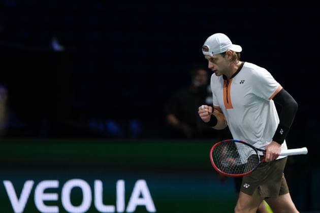 October 29, 2025, Nanterre, Hauts De Seine, France: ZIZOU BERGS (BEL) returns the ball to JANNIK SINNER (ITA) during the second round of Rolex Paris Masters 1000 tournament at La Defense Arena Stadium - Nanterre - France..Sinner won 6:4 6:2 Nanterre France - ZUMAp119 20251029_zaf_p119_079 Copyright: xPierrexSteveninx