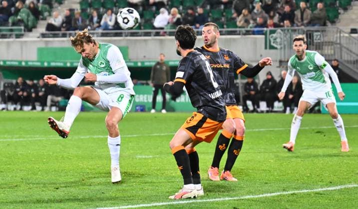 29 10 2025 Soccer Season 2025 2026 DFB Pokal Club Cup 02 Round SpVgg Greuther Fürth Kleeblatt 1 FC Kaiserslautern FCK Red Devils Sportfoto Zink xwoxzix regulations prohibit any use of photographs as image sequences and or quasi video Mathias Flaga Olesen 8, SpVgg Greuther Fürth Semih Sahin 8, 1 FC Kaiserslautern FCK Luca Sirch 31, 1 FC Kaiserslautern FCK